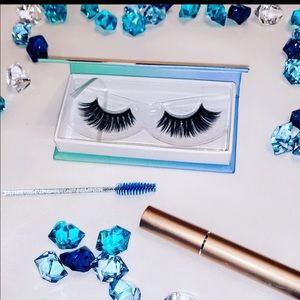 Magnetic lash set !! Comes with liner and spoolie brush .